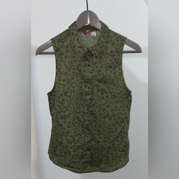 H&M Sleeveless Heart Print Button Down Shirt - Picture 5 of 13